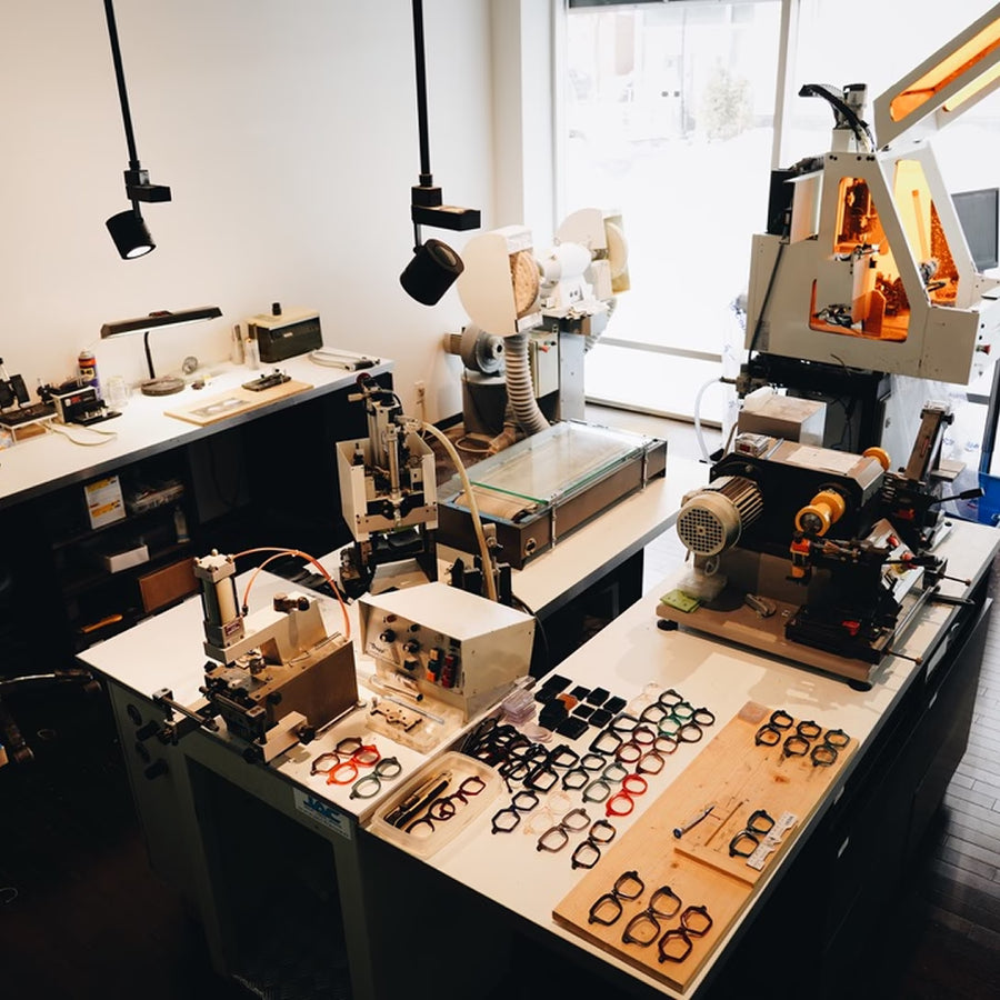 Établi de l'atelier Marie-Sophie Dion avec outils et montures de lunettes en cours de fabrication